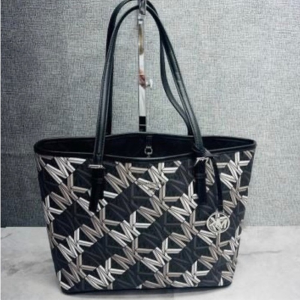 MICHEAL KORS LG“BEAUTIFUL TOTE/lots of pockets, Amazing Cute!NEW /Blacks n grey!